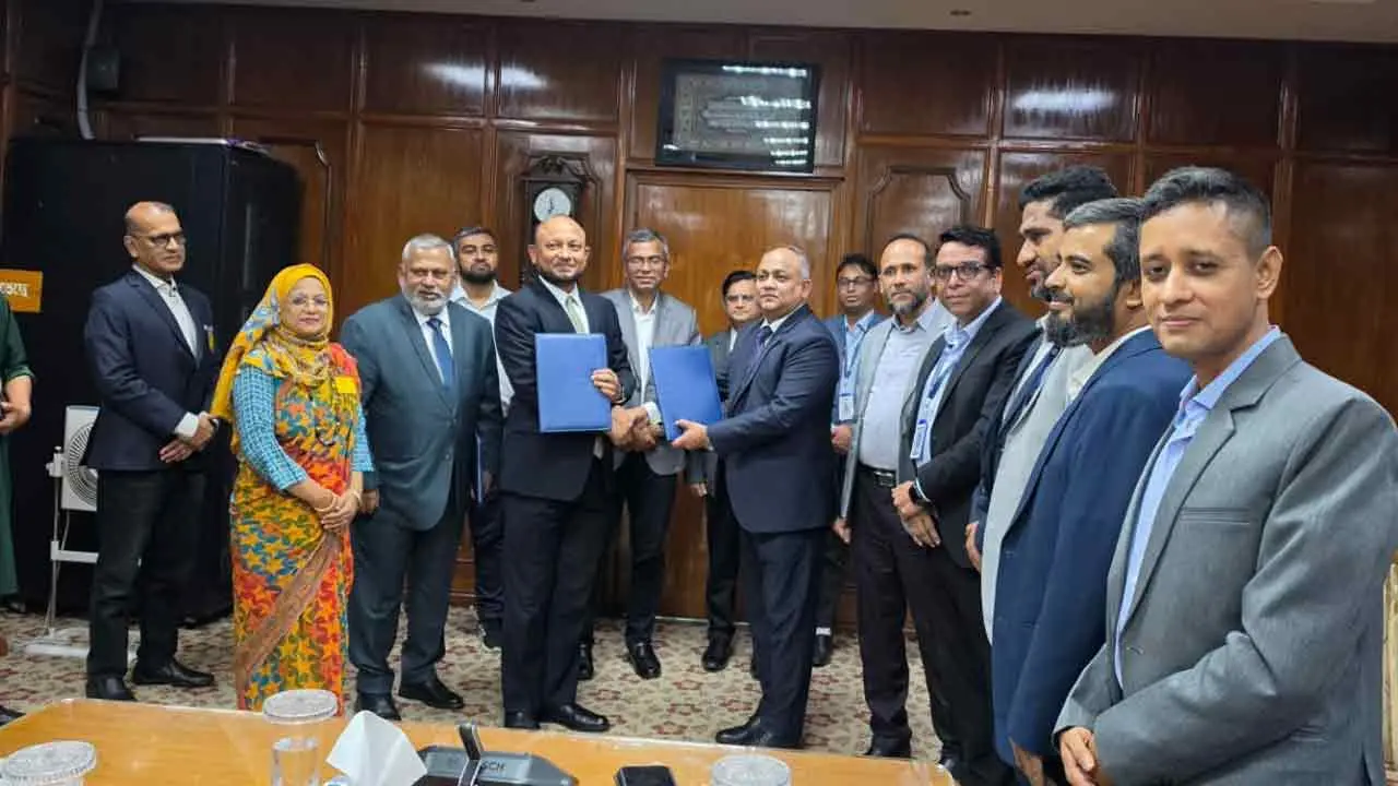 ফার্স্ট সিকিউরিটি ইসলামী বুঝে পেল সম্মিলিত ইসলামী ব্যাংক