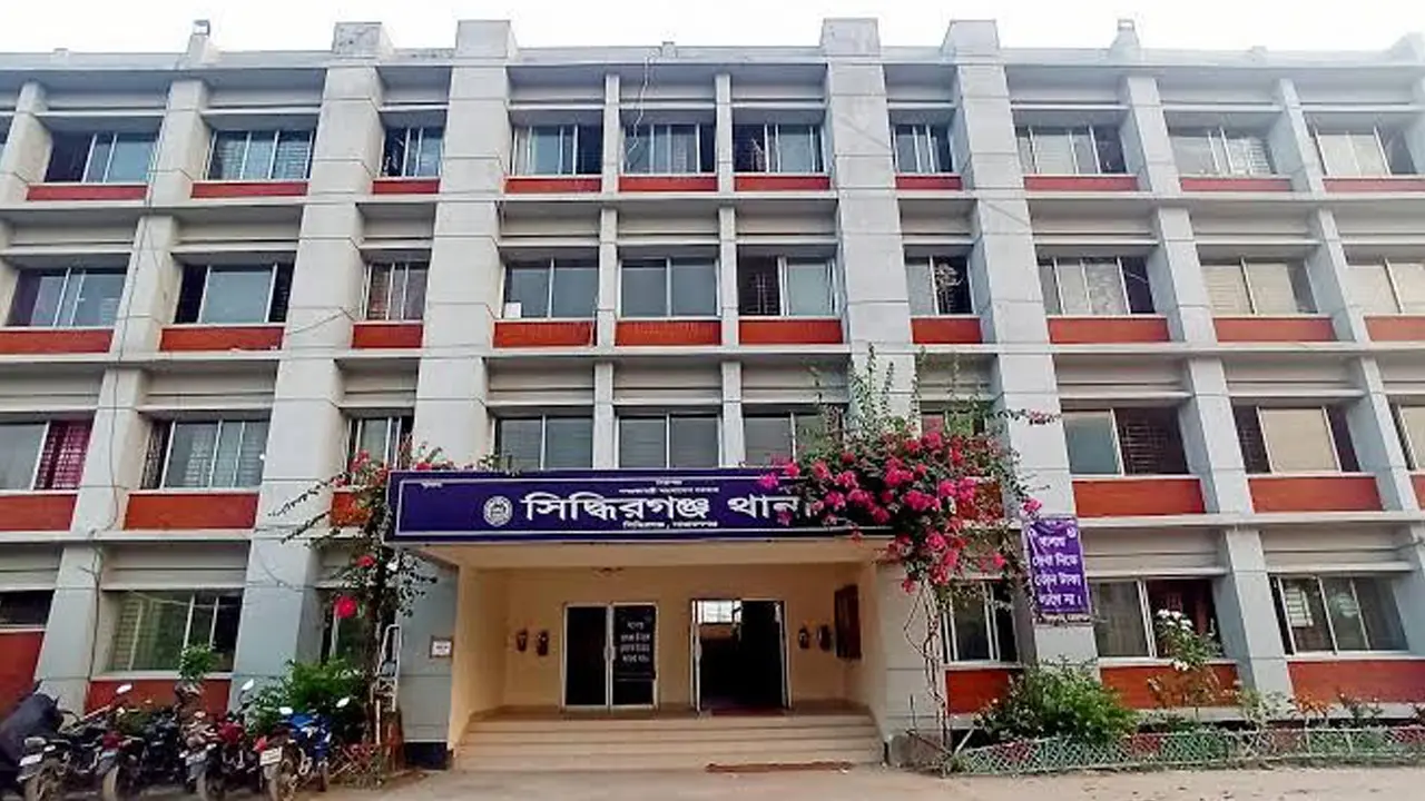 নারায়ণগঞ্জে পৃথক সড়ক দুর্ঘটনায় সাবেক ব্যাংক কর্মকর্তাসহ নিহত ২