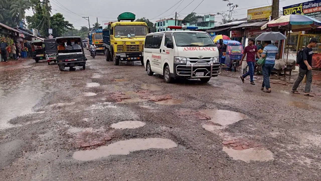 ইট-বালুর জোড়াতালিতে বরিশালের ৩১০০ কিলোমিটার সড়ক, বাড়ছে দুর্ঘটনার শঙ্কা
