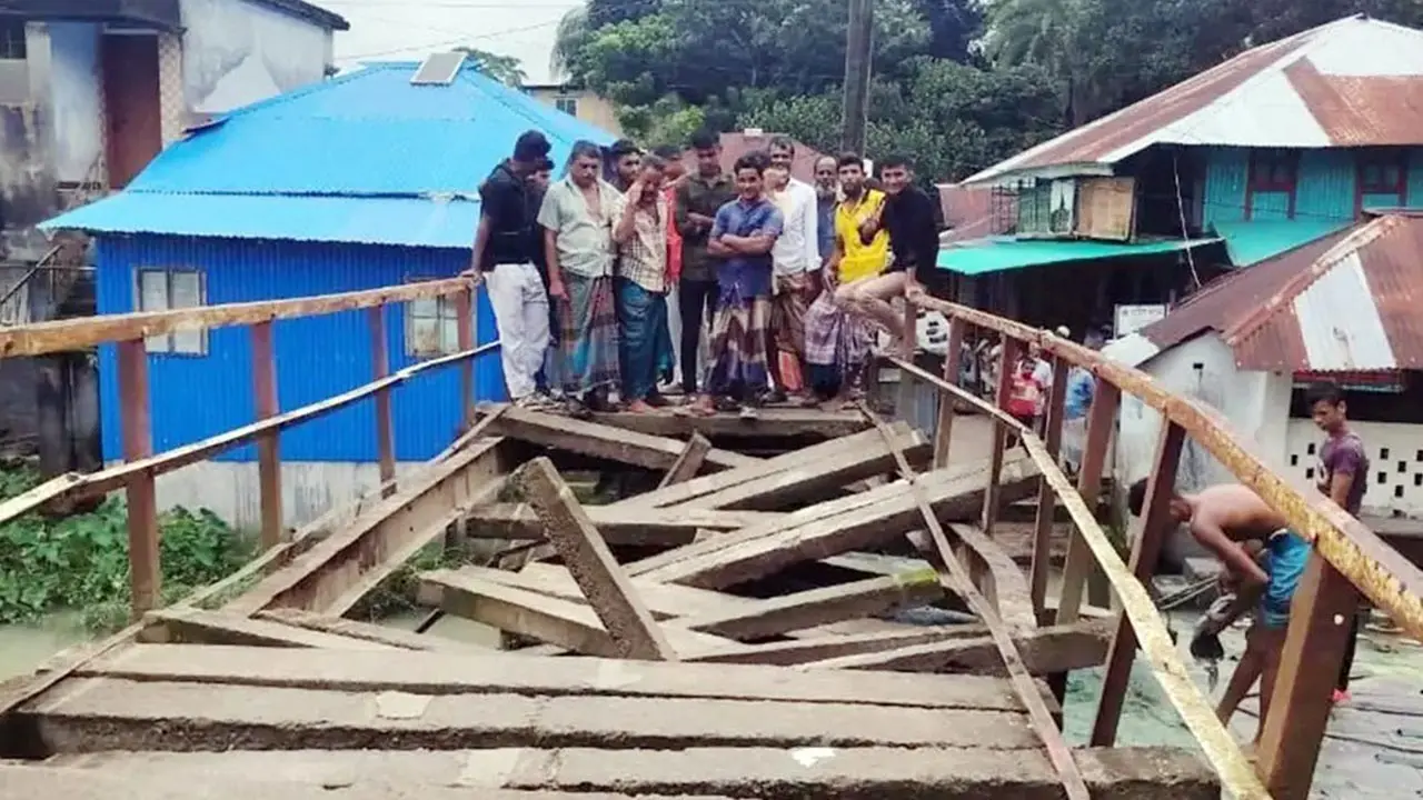 বাল্কহেডের ধাক্কায় সেতুতে ধস, ভোগান্তিতে ৫ গ্রামের মানুষ