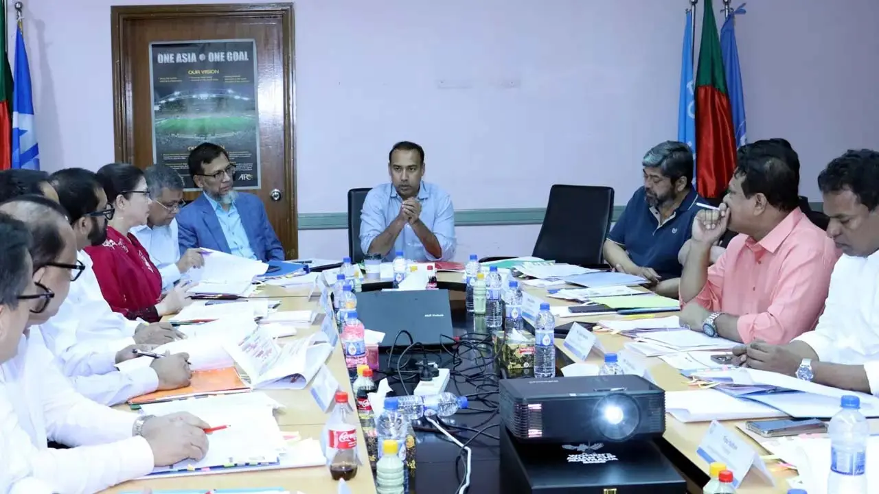 অনিশ্চয়তায় ঘরোয়া ফুটবল, সব ক্লাবকে ডাকলেন বাফুফে সভাপতি