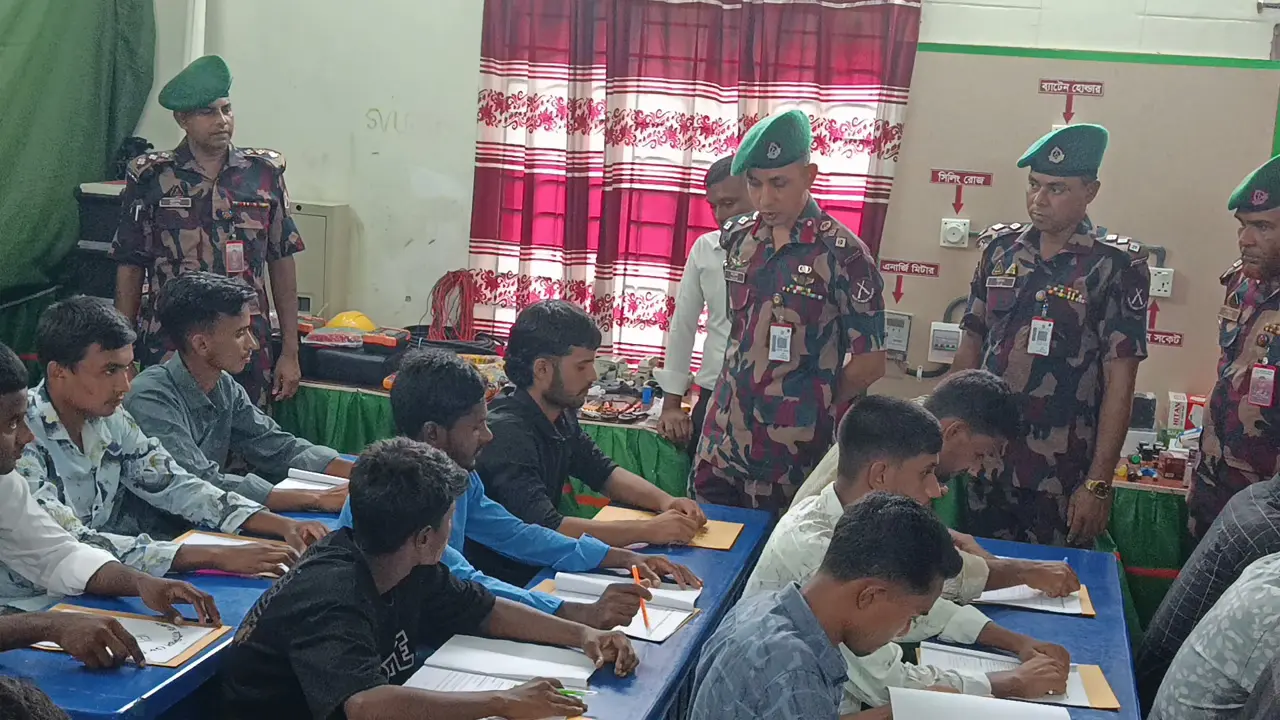 পঞ্চগড়ে সীমান্তের ৩০ যুবককে ইলেকট্রিক হাউজ ওয়্যারিং প্রশিক্ষণ বিজিবির