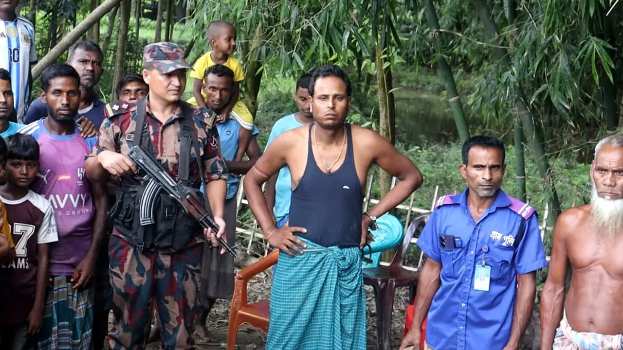 বিএসএফের ধরে নেওয়া বৃদ্ধকে ফেরত চেয়ে ভারতীয় নাগরিককে আটক