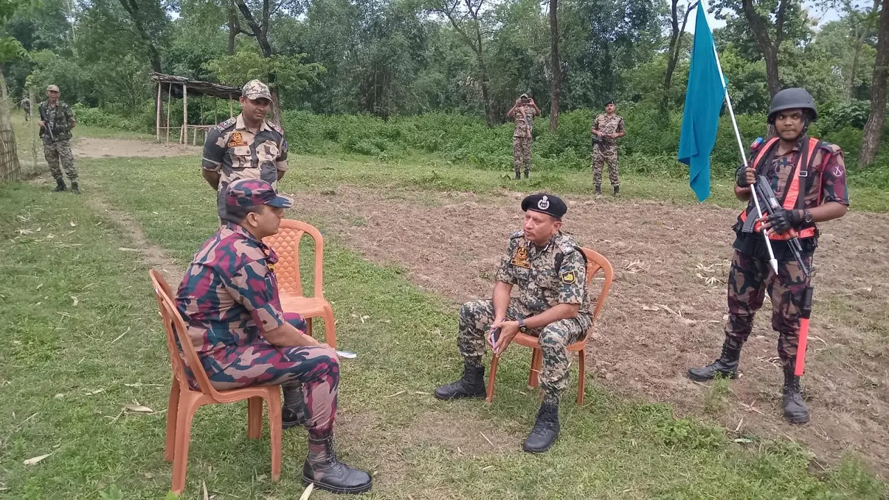 সীমান্তে ফেলে যাওয়া বিএসএফের অস্ত্র-ওয়াকিটকি ফেরত দিল বিজিবি