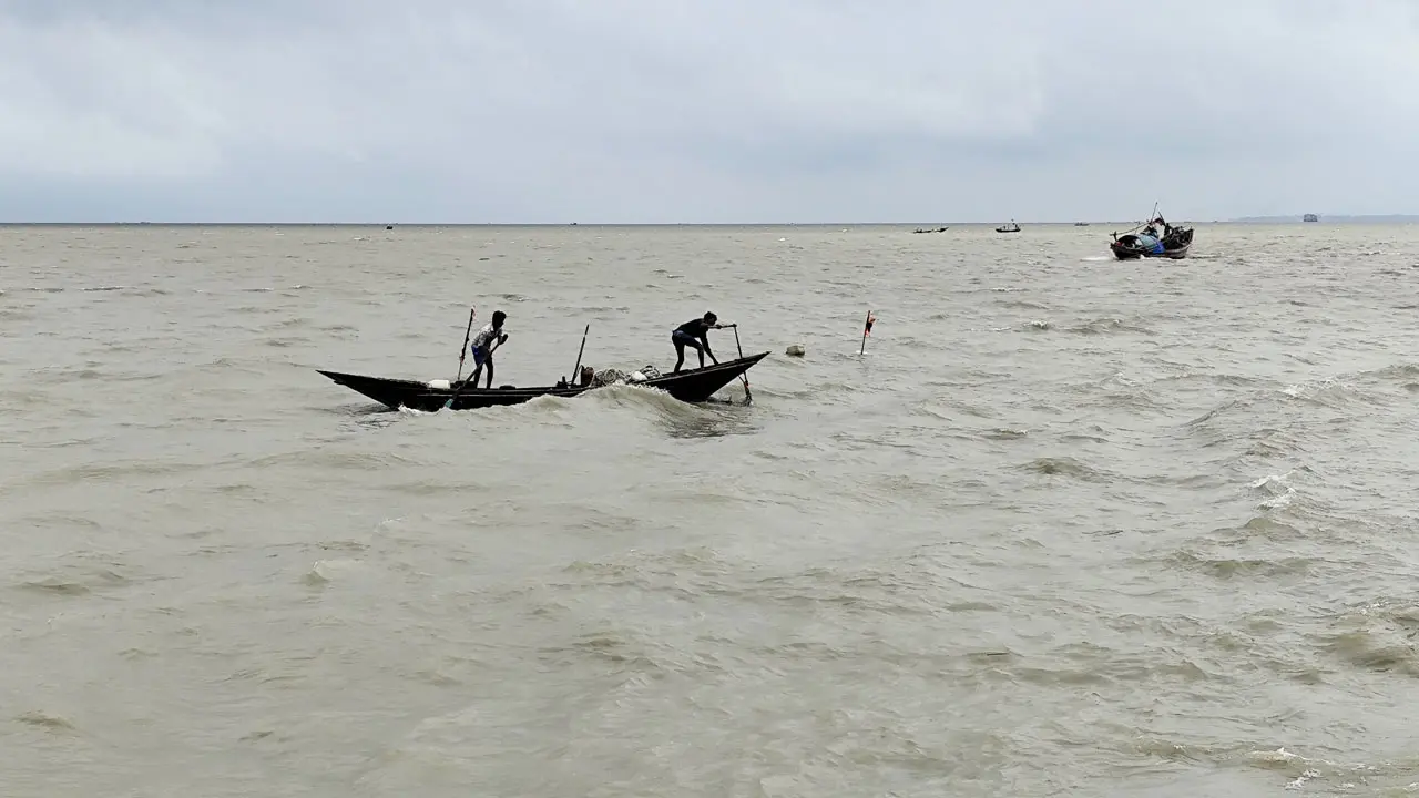মেঘনা নদীতে ডুবে গেল ট্রলার, ৬ জেলে উদ্ধার