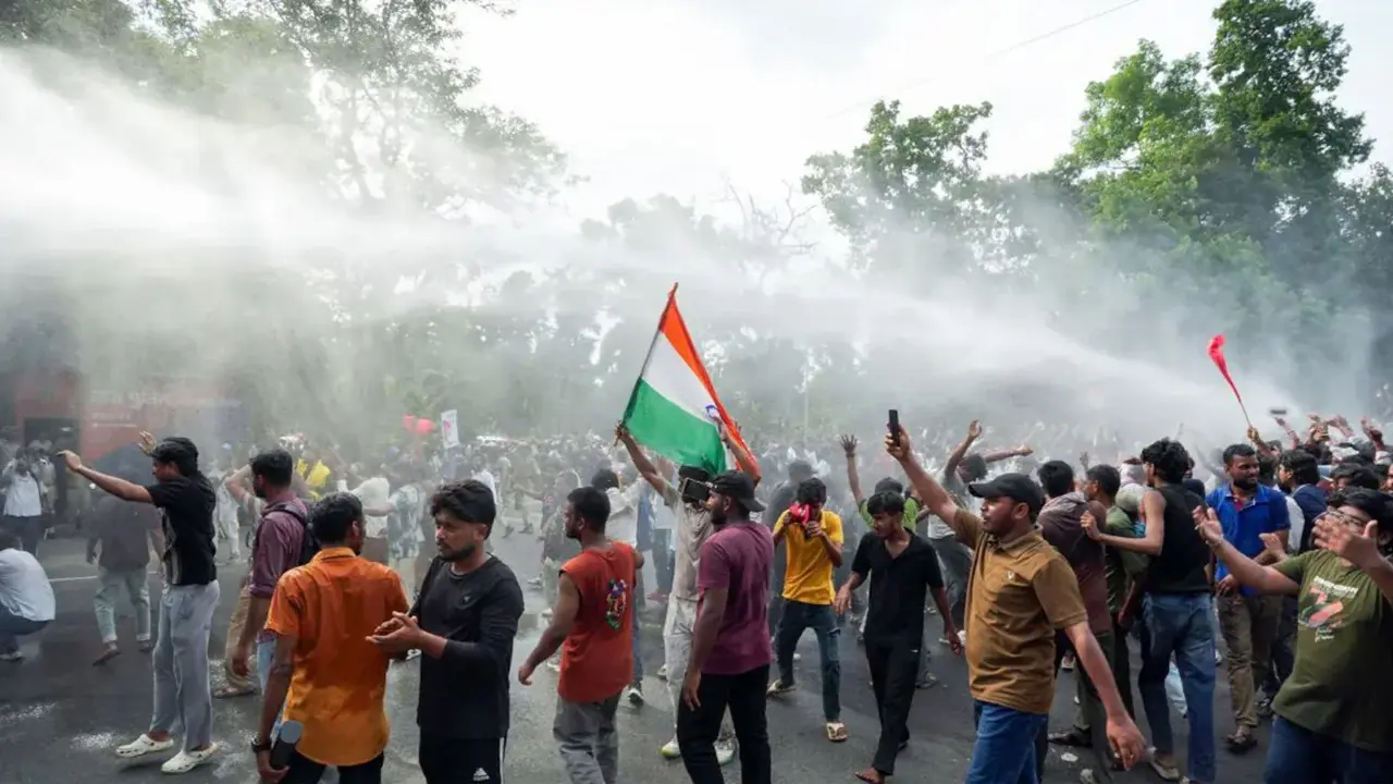 এবার বিহারের শিক্ষামন্ত্রীর পদত্যাগের দাবিতে বিক্ষোভে নামছে শিক্ষার্থীরা
