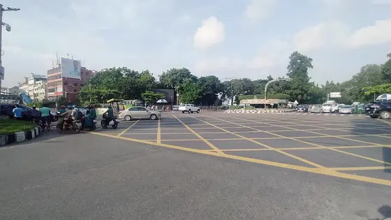 নারীকে মারধরের ভিডিও ধারণ, পুলিশ ভ্যানে সাংবাদিককে নির্যাতনের অভিযোগ