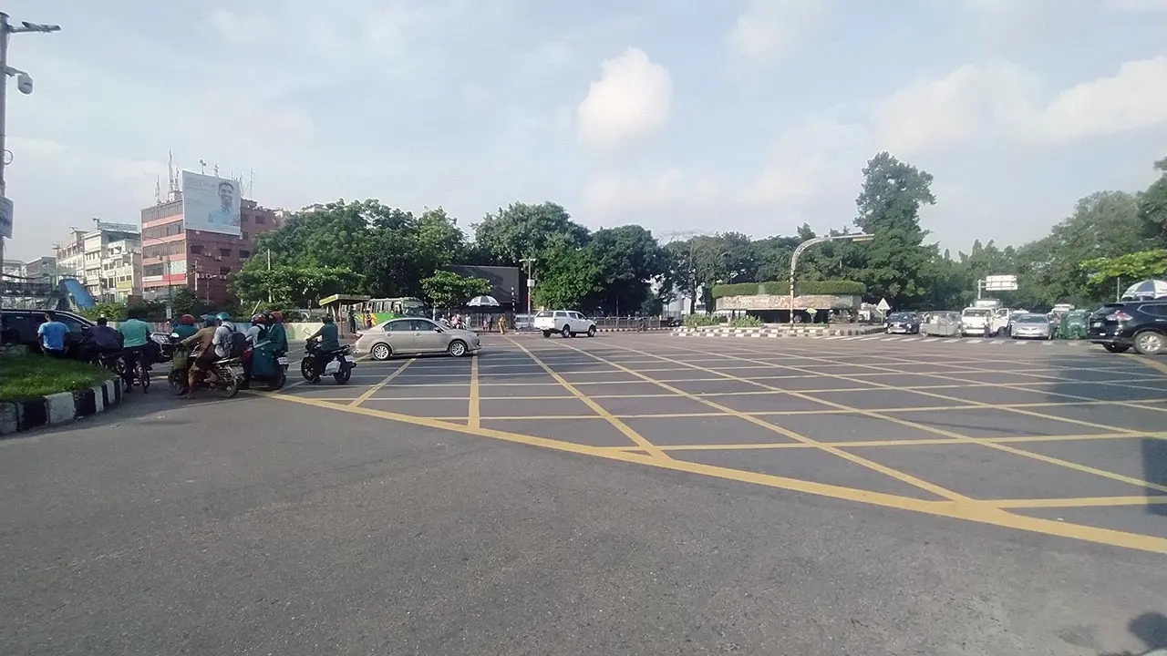 নারীকে মারধরের ভিডিও ধারণ, পুলিশ ভ্যানে সাংবাদিককে নির্যাতনের অভিযোগ