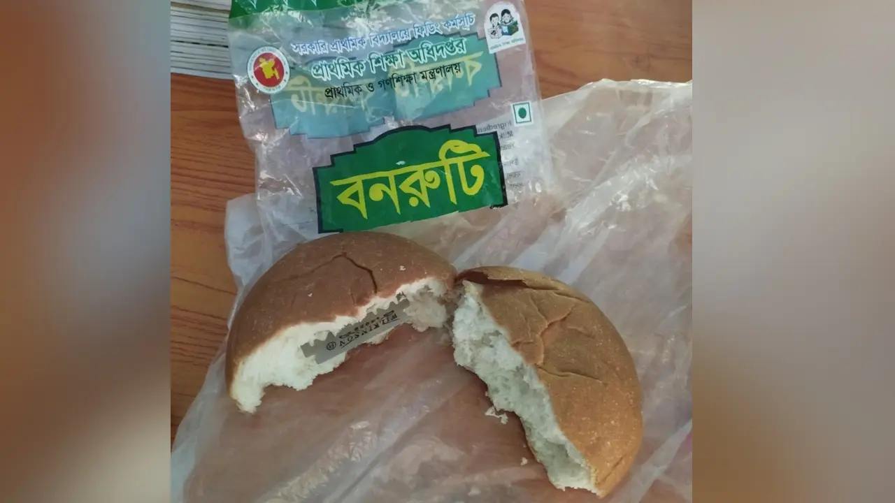 স্কুল ফিডিংয়ের বনরুটিতে মিলল ব্লেড