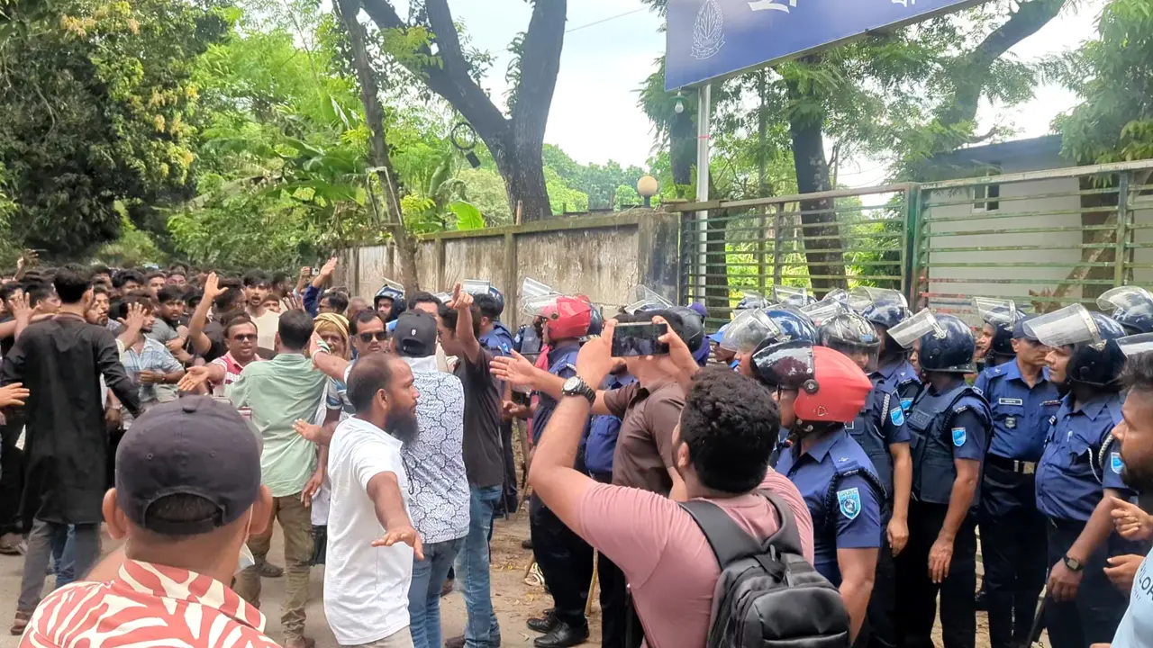 বিএনপির দুই গ্রুপের পাল্টাপাল্টি অবস্থান, পেট্রোল বোমার সরঞ্জাম উদ্ধার
