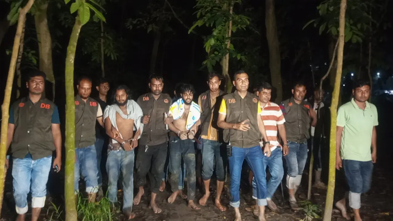 বগুড়ার জঙ্গলে ডিবির অভিযান, রিভলবার ও দেশীয় অস্ত্রসহ গ্রেপ্তার ৩
