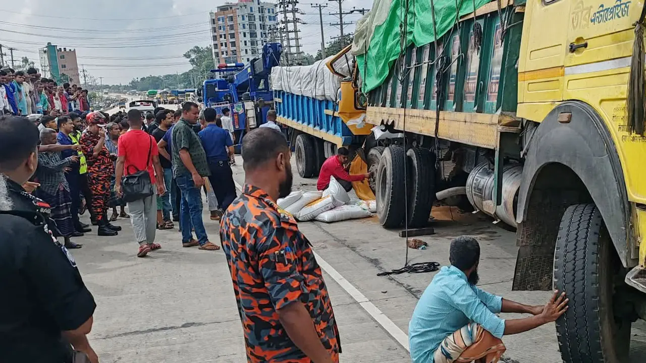 দাঁড়িয়ে থাকা ট্রাকে আরেক ট্রাকের ধাক্কা, বাবা-ছেলেসহ নিহত ৩