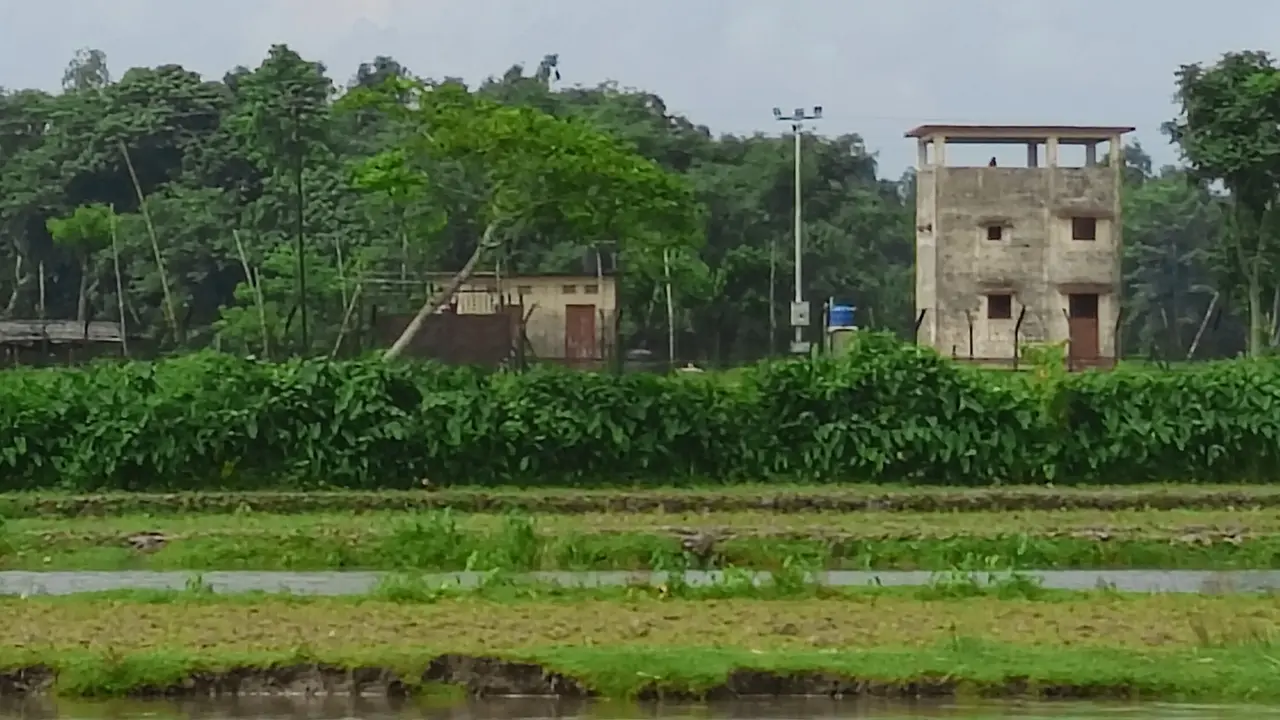 কৃষকদের সঙ্গে ধস্তাধস্তির পর শটগান ফেলে পালালো বিএসএফ
