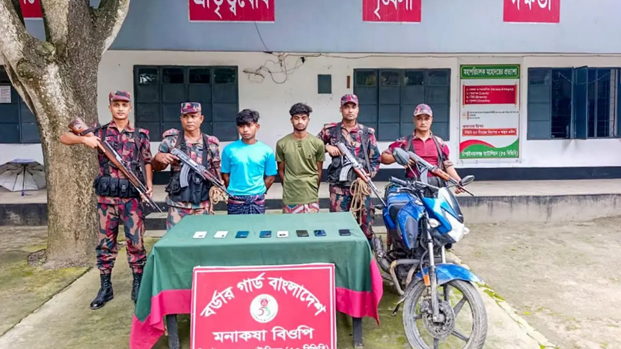 চাঁপাইনবাবগঞ্জ সীমান্ত দিয়ে ঢুকছে ভারতীয় চোরাই মোবাইল