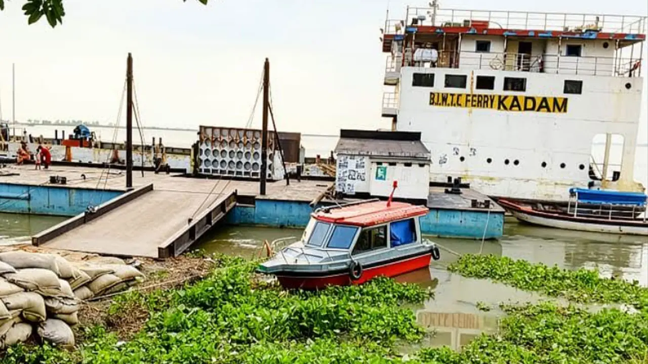 চিলমারীতে ব্রহ্মপুত্র নদে ১৫ দিন ধরে বন্ধ রয়েছে ফেরি চলাচল
