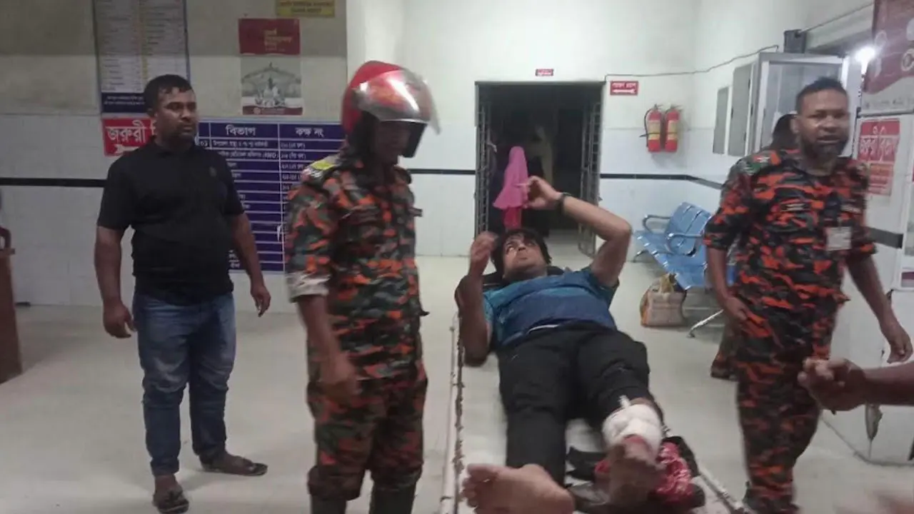 ফরিদপুরের ভাঙ্গায় নিয়ন্ত্রণ হারিয়ে বাস খাদে, ১০ যাত্রী আহত