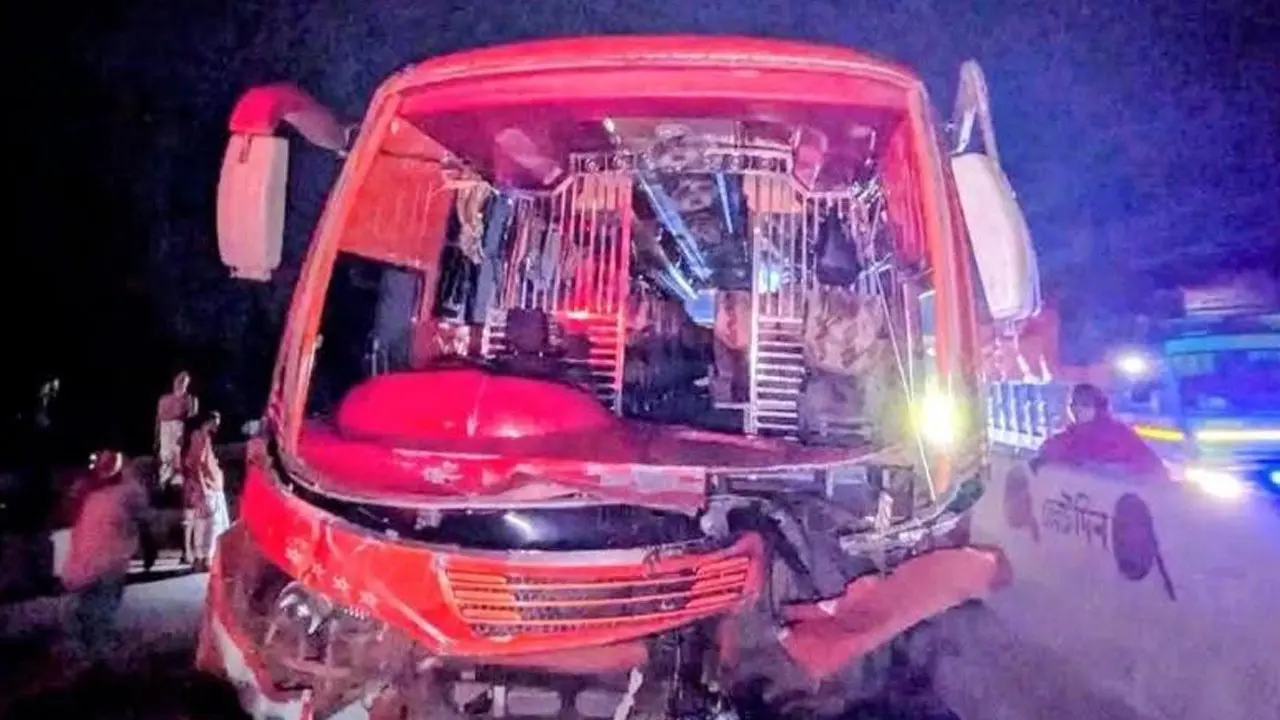 বগুড়ায় মহাসড়কে বিকল ট্রাকে বাসের ধাক্কা, নিহত ২