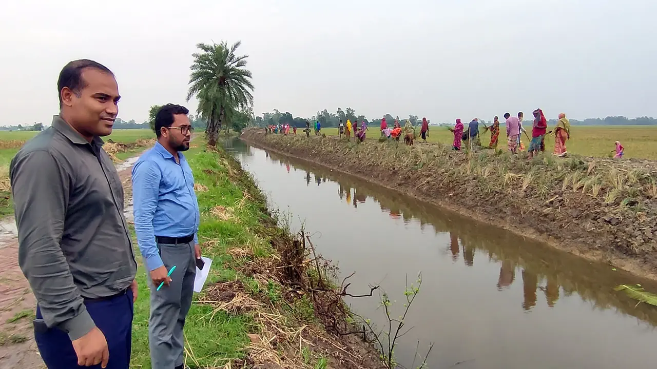 নওগাঁয় খাল খনন শেষে ১ কোটি ৩৯ লাখ টাকা সাশ্রয়, সরকারি কোষাগারে ফেরত