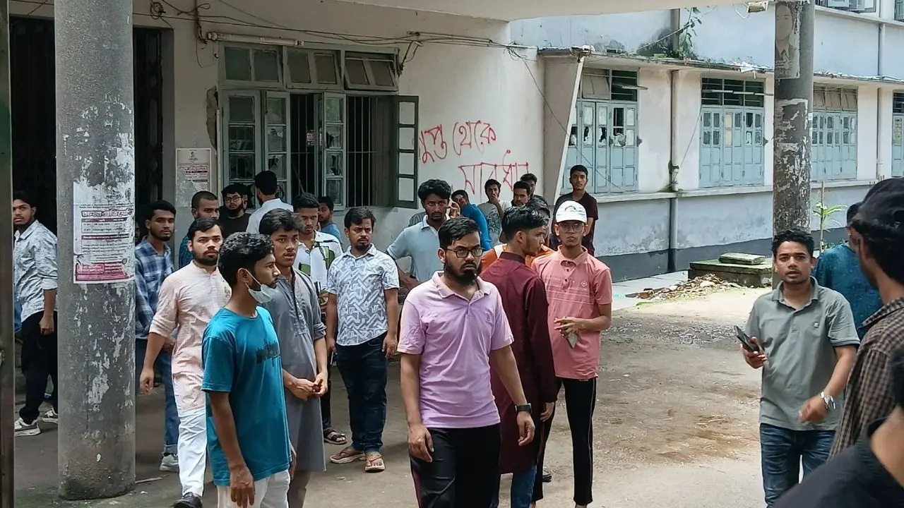 সরে গেছে পুলিশ, কাশগরী হলে অবস্থান নিয়েছেন ছাত্রদলের নেতাকর্মীরা
