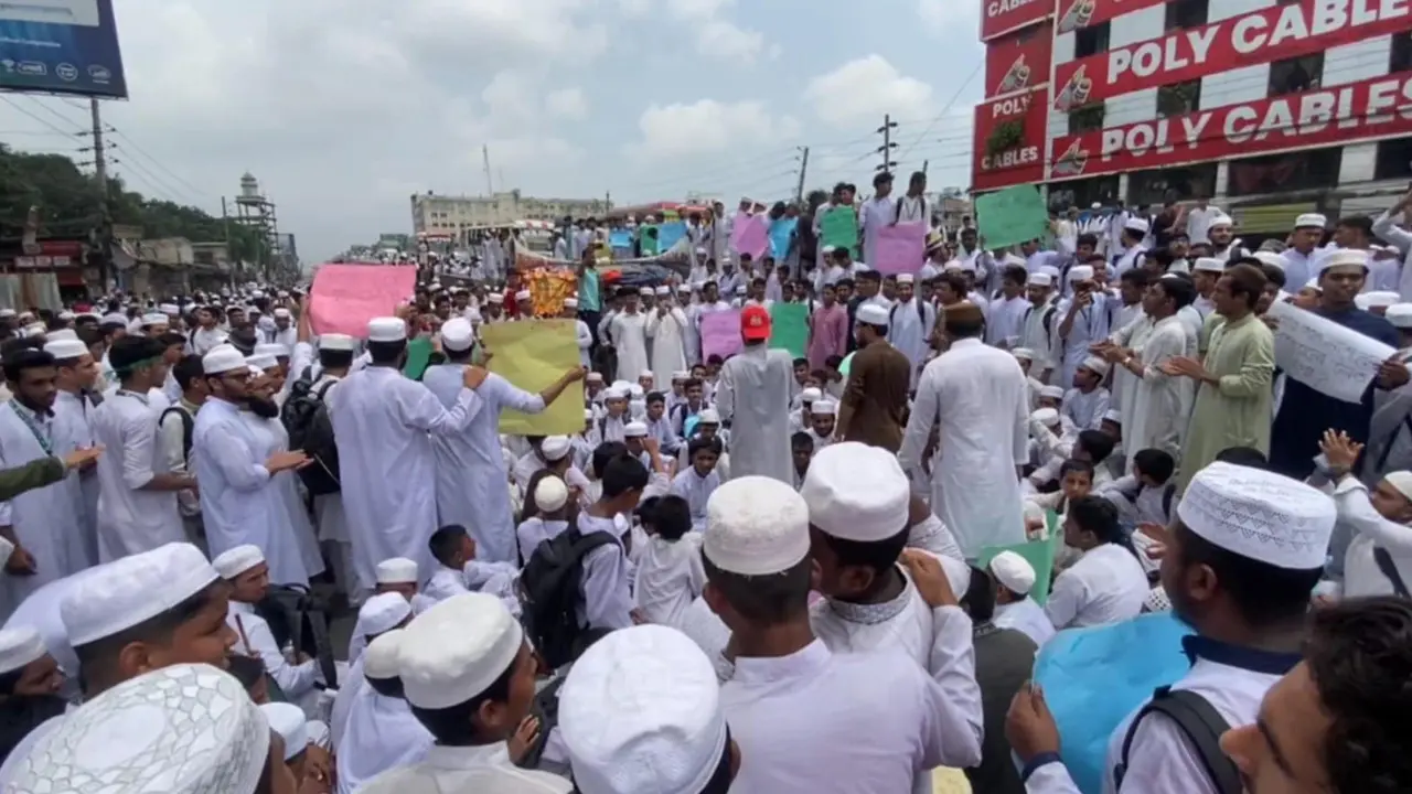 ৩ ঘণ্টার অবরোধে ১৫ কিলোমিটার যানজট