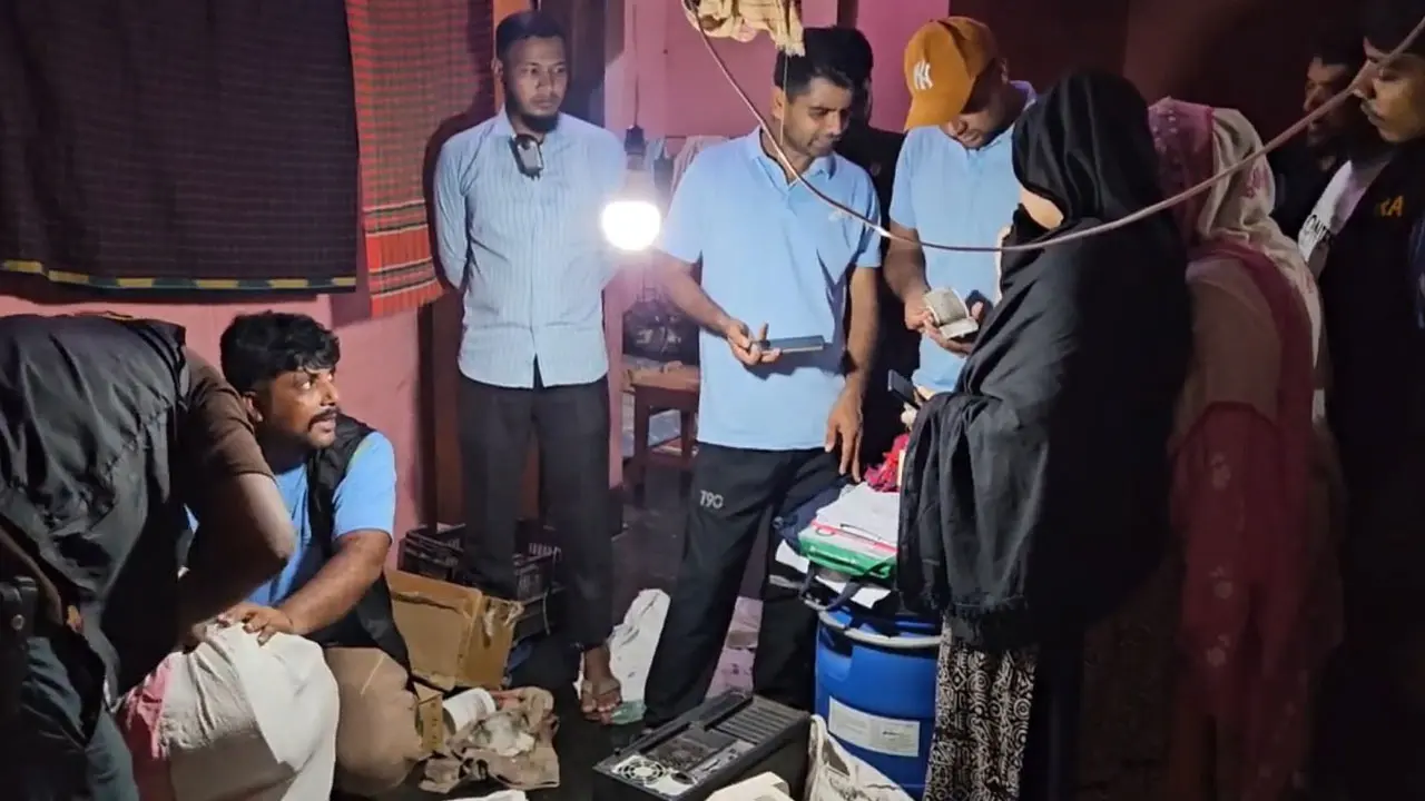 চাঁপাইনবাবগঞ্জে ভারতীয় জাল রুপি তৈরির কারখানায় অভিযান, আটক ২