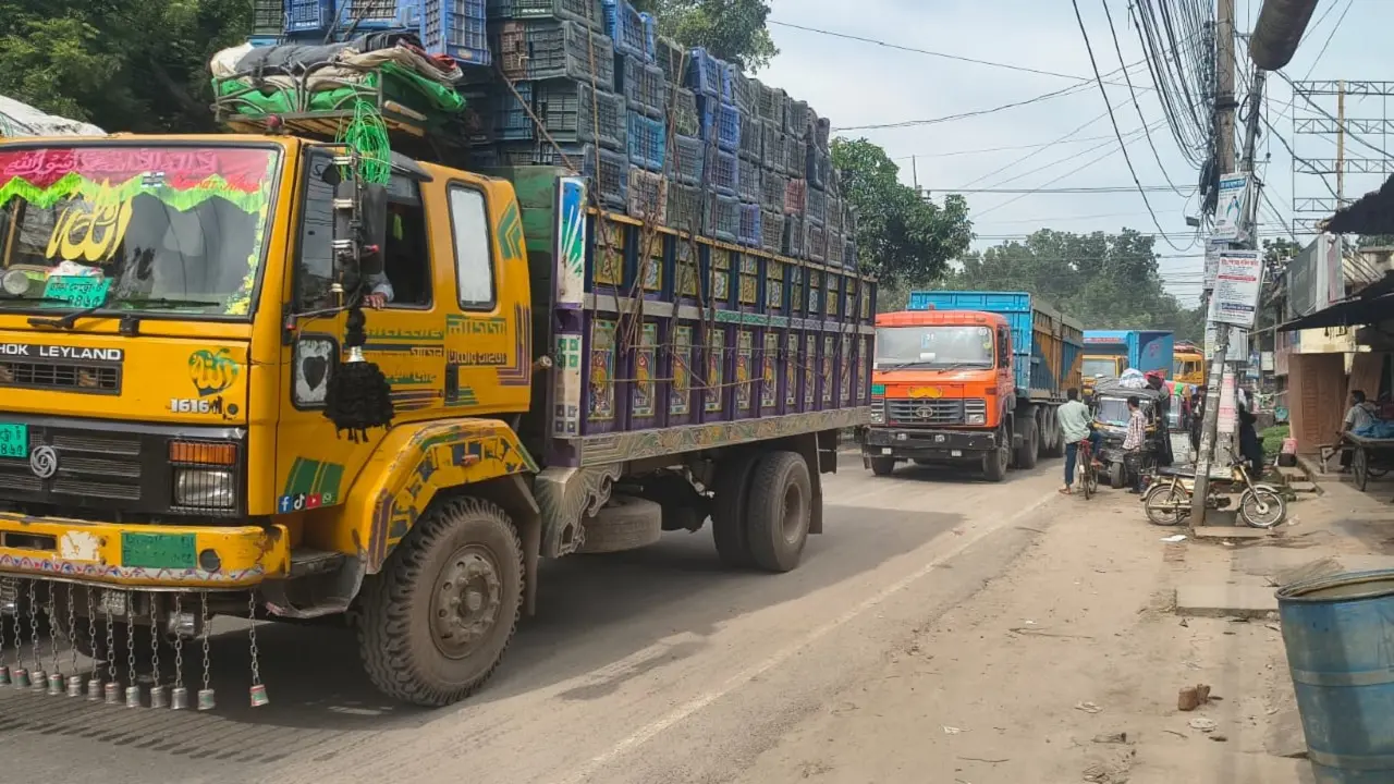 ধর্মঘট প্রত্যাহার, চাঁপাইনবাবগঞ্জে সব রুটে বাস-ট্রাক চলাচল শুরু