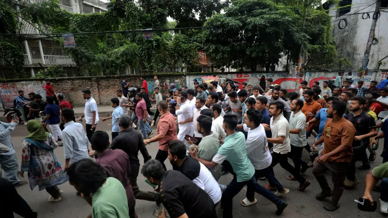 জবি-ঢাকা কলেজসহ রাজধানীর বিভিন্ন স্থানে ছাত্রদল-ছাত্রশিবির সংঘর্ষ