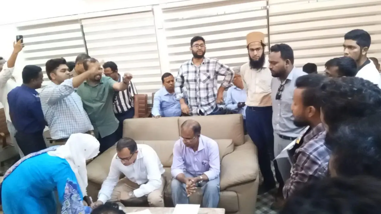 অধ্যক্ষের যোগদানে ছাত্রদলের হট্টগোল, নিয়োগ বাতিলের দাবি