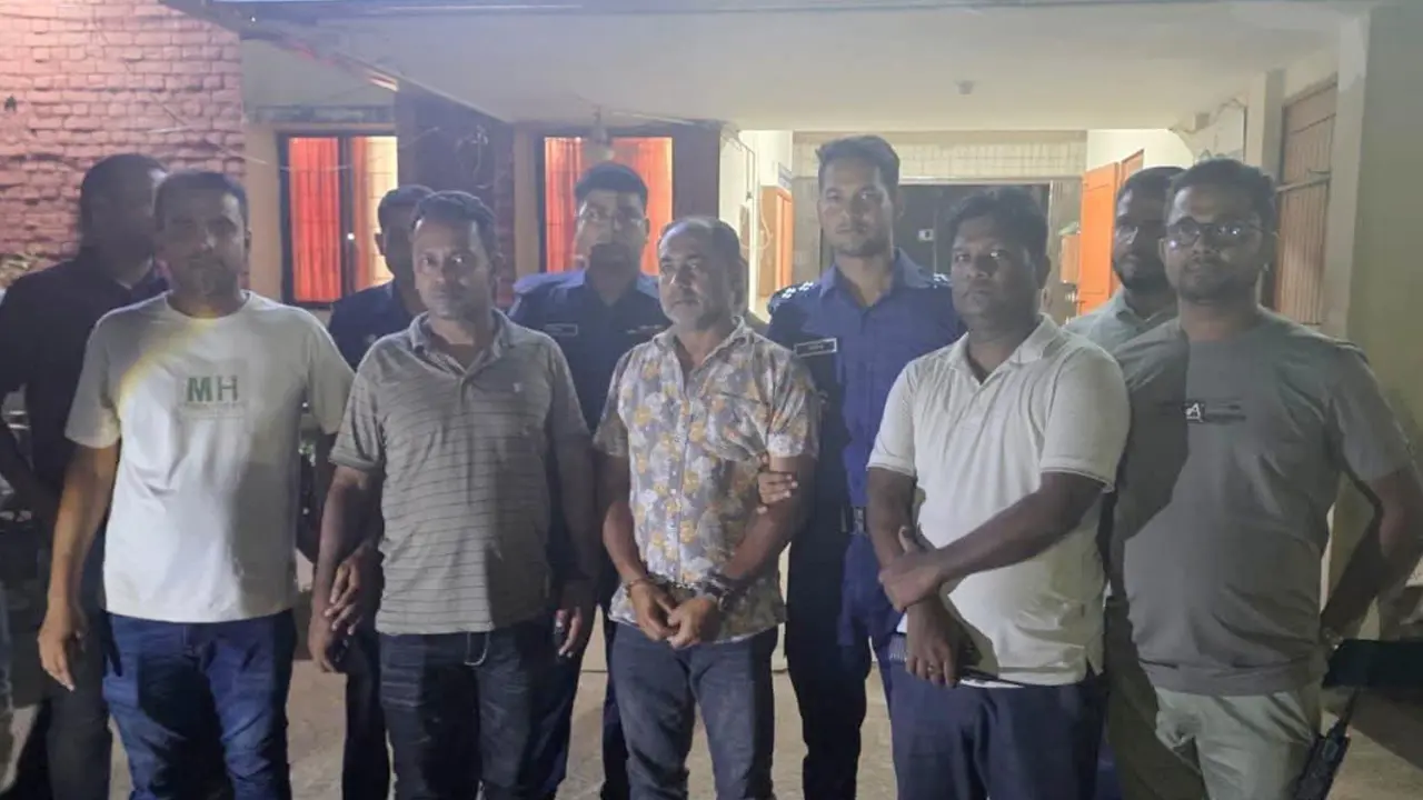পুলিশ সদস্যকে প্রকাশ্যে চড়-থাপ্পড়, সাবেক ছাত্রদল নেতা গ্রেপ্তার