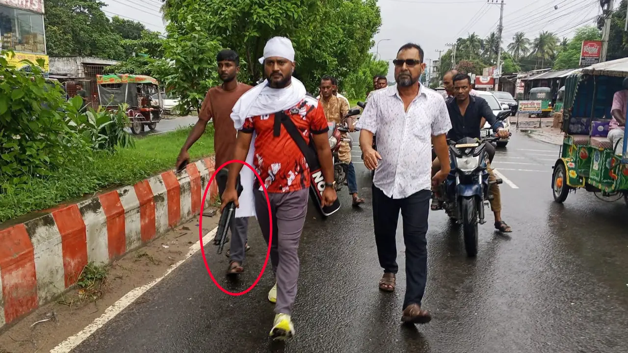 মাথায় কাফনের কাপড় বেঁধে অস্ত্র হাতে সাবেক ছাত্রদল নেতার মহড়া