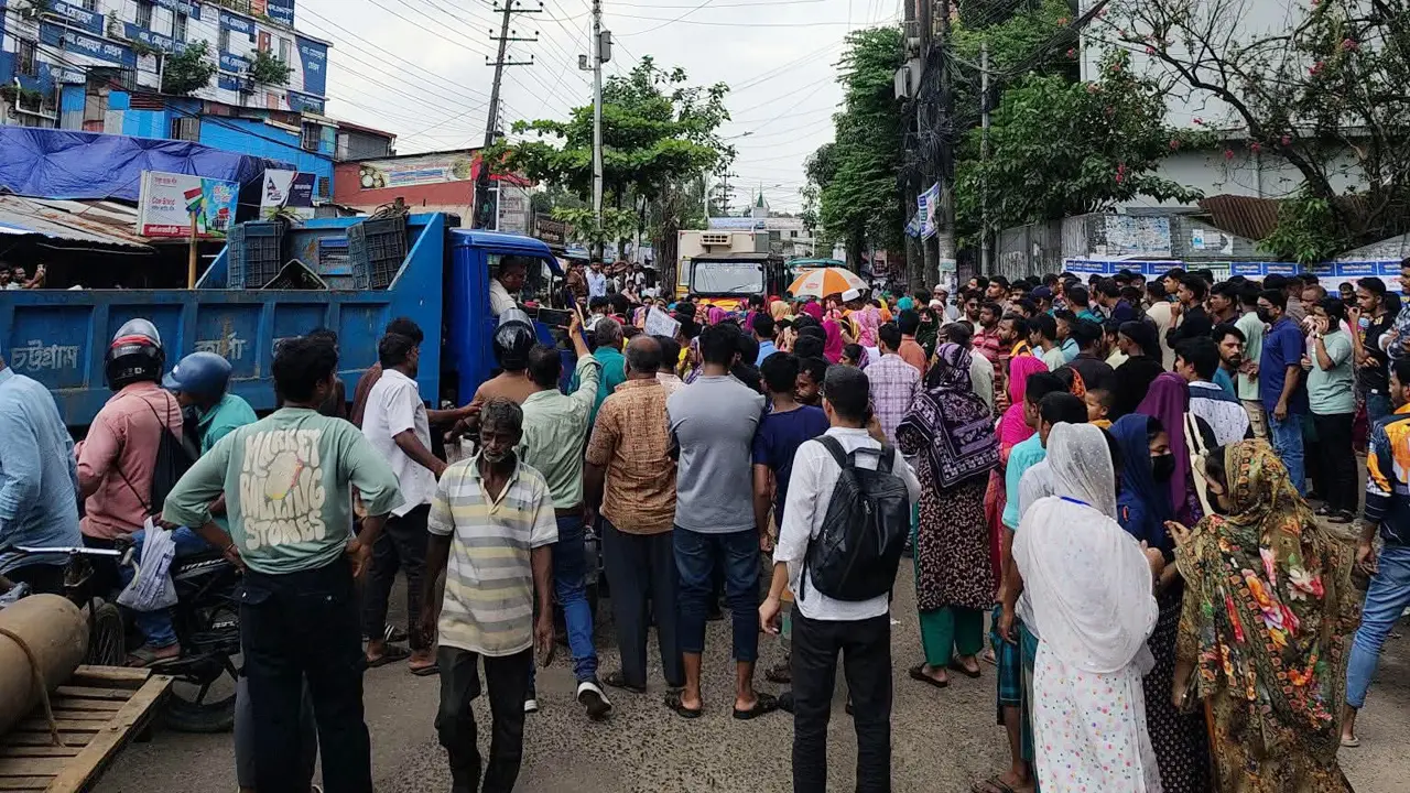 বকেয়া বেতন নয়, কারখানা বিক্রির কথা শুনে সড়কে শ্রমিকেরা