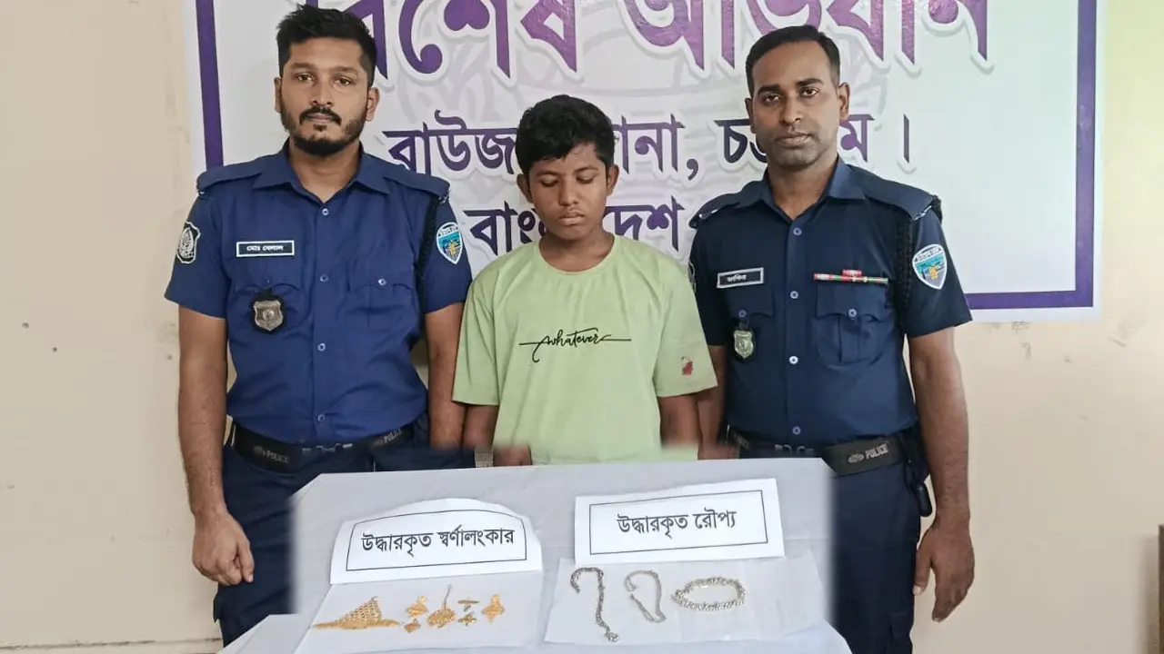 চট্টগ্রামে মন্দির থেকে সোনা-রূপা চুরির ঘটনায় তরুণ গ্রেপ্তার