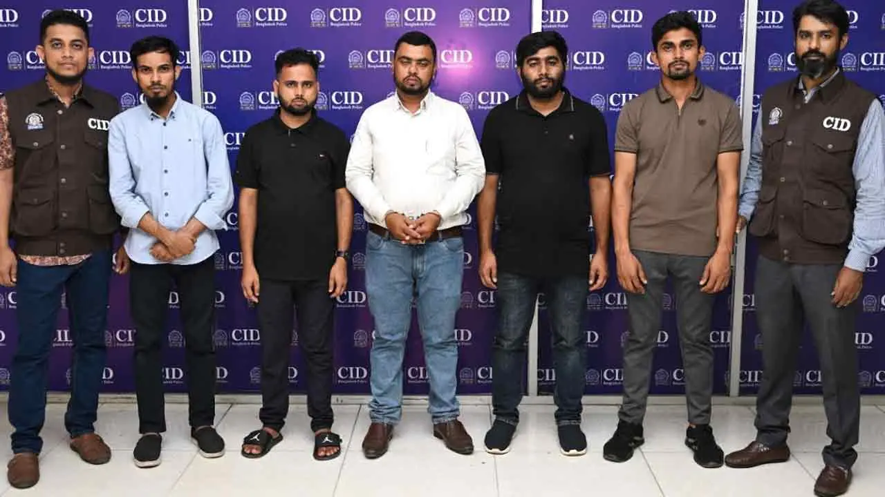 সৌদিতে উচ্চ বেতনের চাকরির প্রলোভন, ৫১ পাসপোর্টসহ ৫ পাচারকারী গ্রেপ্তার
