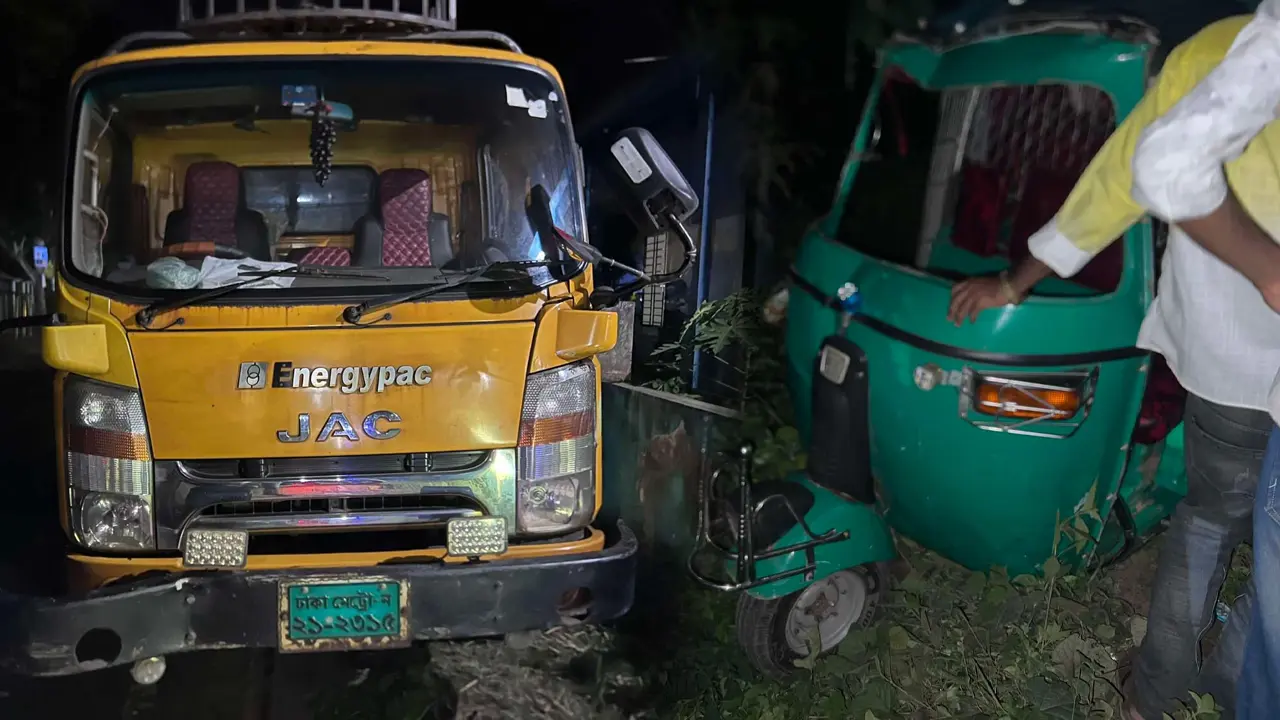 সিএনজি থেকে ছিটকে পড়ে ট্রাকের চাকায় পিষ্ট মা-মেয়ে