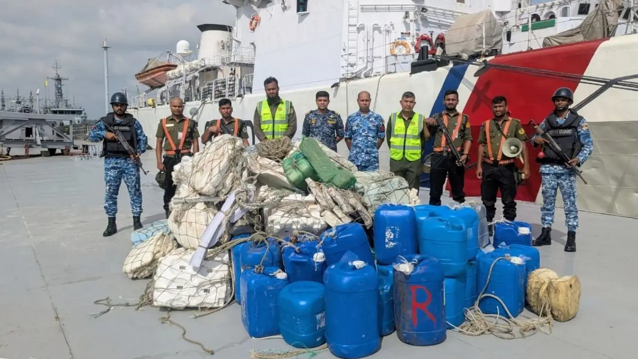 চট্টগ্রাম বন্দর চ্যানেল ও বহির্নোঙরে ৩০ অবৈধ জালসহ সরঞ্জাম জব্দ