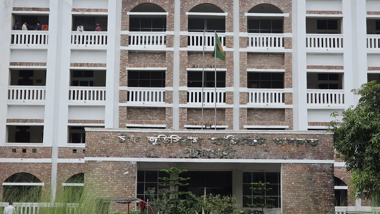 পোষা কুকুর পিটিয়ে হত্যার দায়ে ২০ হাজার টাকা জরিমানা