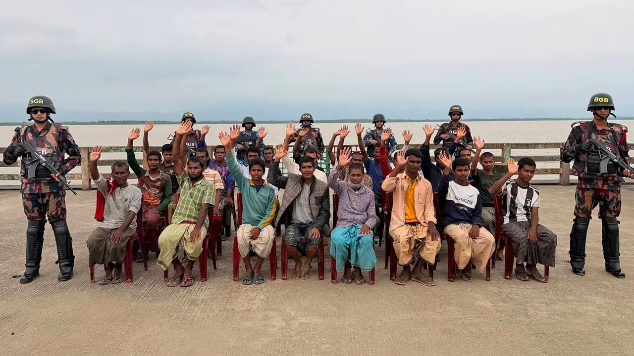 বিজিবির প্রচেষ্টায় আরাকান আর্মির হাত থেকে মুক্তি পেলেন ২৪ জেলে