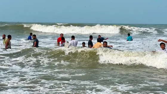 কক্সবাজারে সমুদ্রে গোসলে নেমে পর্যটকের মৃত্যু, নিখোঁজ ১