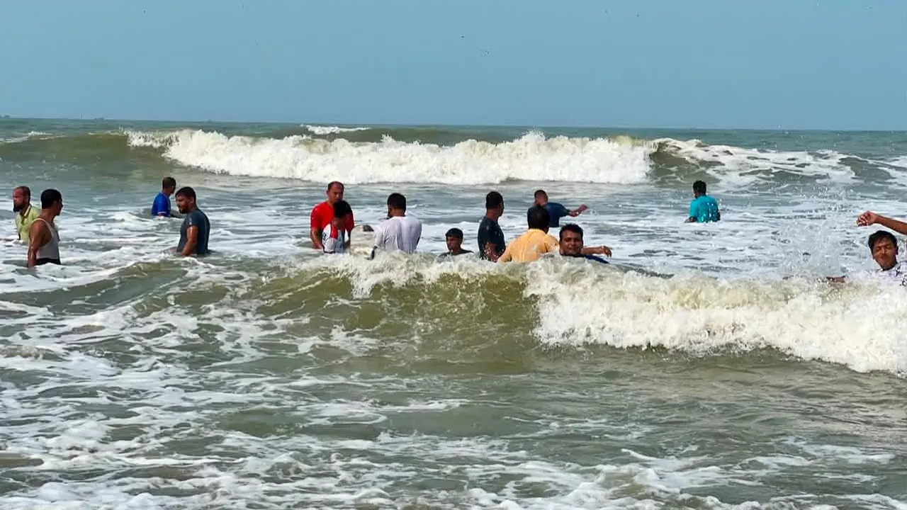 কক্সবাজারে সমুদ্রে গোসলে নেমে পর্যটকের মৃত্যু, নিখোঁজ ১