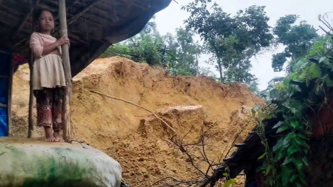 আবারো রোহিঙ্গা ক্যাম্পে পাহাড় ধস, শিশুর মৃত্যু