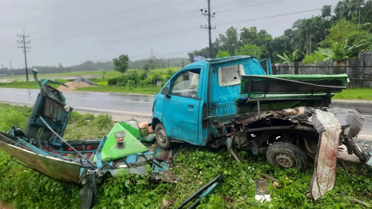কক্সবাজারে বাস-জিপ সংঘর্ষে নিহত ৪