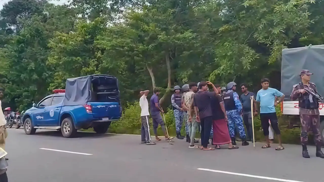 কক্সবাজারে দিনদুপুরে মহাসড়কে গাছ ফেলে বাসে ডাকাতি, গুলিবিদ্ধ ১