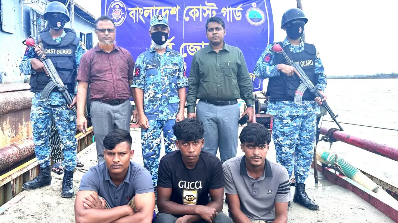 বাঁশখালীতে অবৈধ বালু উত্তোলনের দায়ে ড্রেজার মালিককে জরিমানা