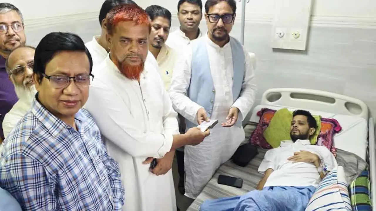 ক্যান্সার আক্রান্ত যুবদল নেতাকে দেখতে গিয়ে লাখ টাকা সহায়তা চসিক মেয়রের