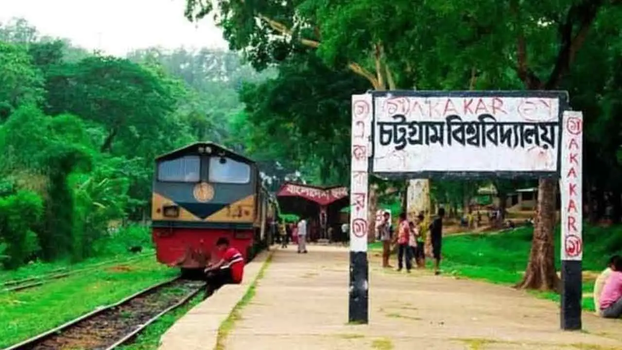 অতিবৃষ্টিতে রেললাইনে পানি, চার ঘণ্টা আটকে চবির দুই শাটল ট্রেন