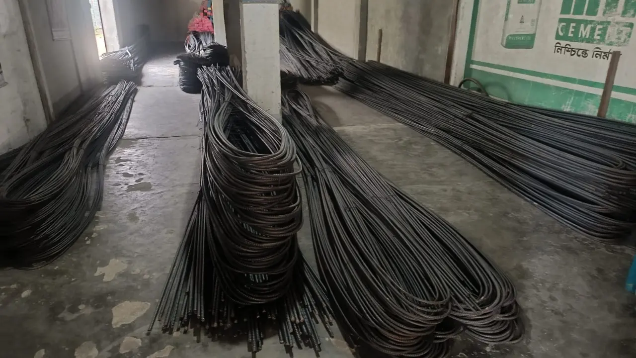 চট্টগ্রামে চুরি যাওয়া ১২ টন লোহার রড উদ্ধার, গ্রেপ্তার ৩