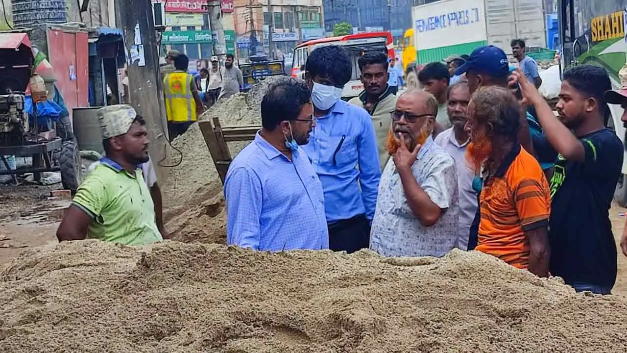 চট্টগ্রামে মহাসড়কে নির্মাণসামগ্রী রাখার দায়ে ২০ হাজার টাকা জরিমানা