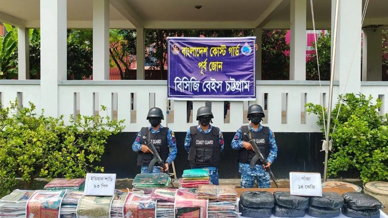 চট্টগ্রামে পৃথক অভিযানে বিদেশি মদ, ভারতীয় শাড়ি ও গাঁজা জব্দ