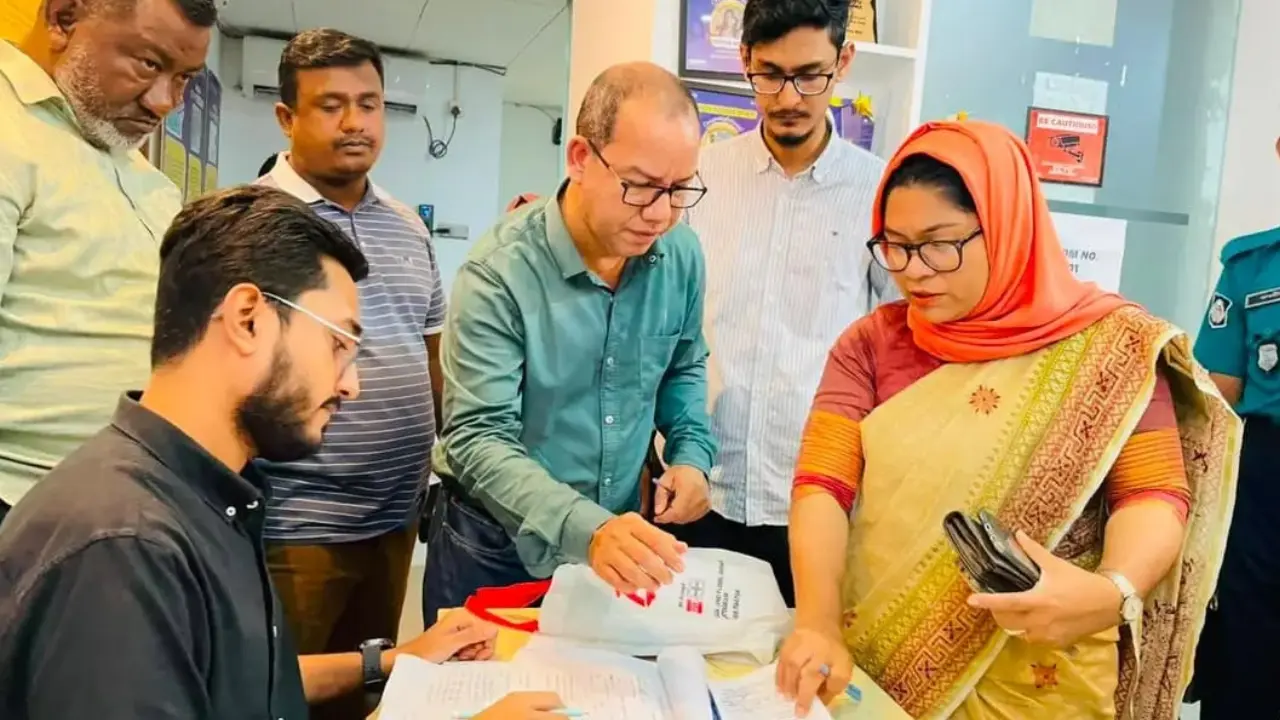 অনুমোদনহীন ব্যানার-পোস্টার : চট্টগ্রামে দুই কোচিংকে জরিমানা