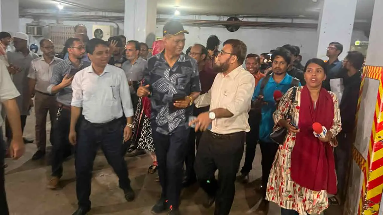 আবাসিক ভবনে হাসপাতাল, পার্কিংয়ে দোকান